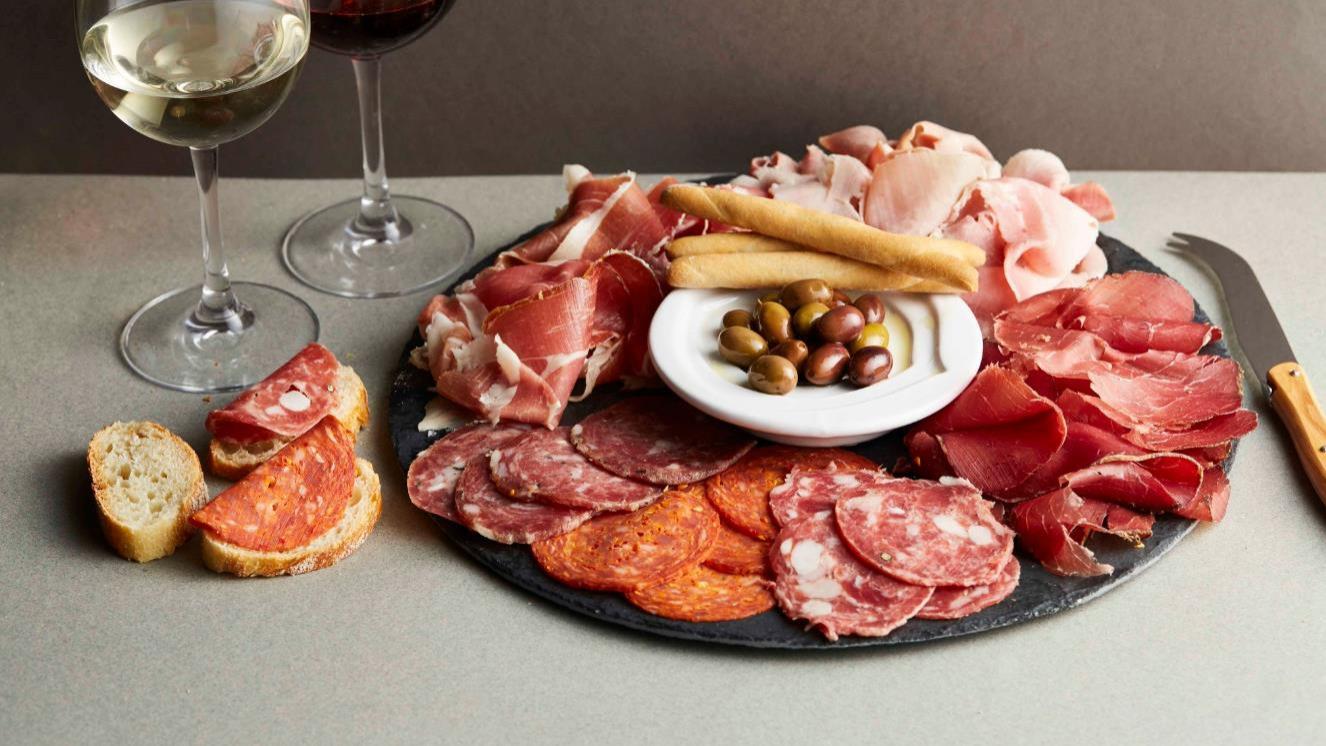 意大利人为什么这么爱吃这种腌肉？聊聊萨鲁米的美味秘诀