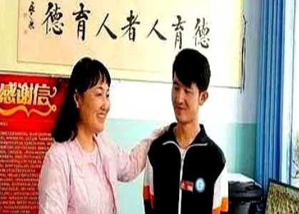 青海西宁，高中女老师将班里一男生带回家说：“今晚你就留在这。”男生红着脸说：“老