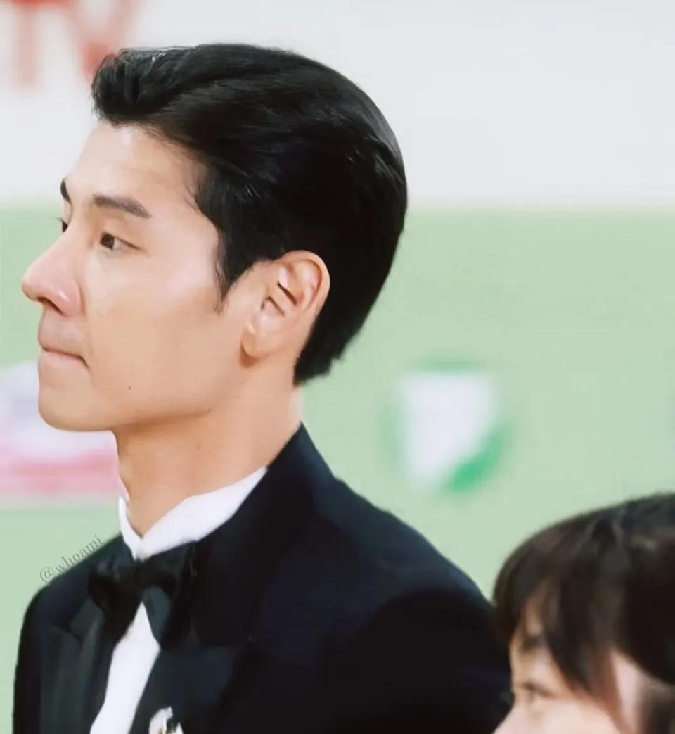蒋奇明虽然长的不够帅气，但是获奖啦！说明他的演技还是受到了认可，五官上谈不上多英