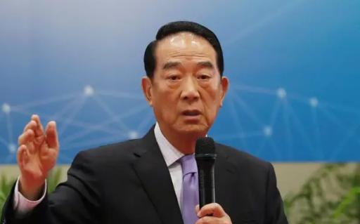 九三大阅兵刚看完，宋楚瑜竟放话：大陆必须承诺不用武力统一！
这个话甩出来的时间点