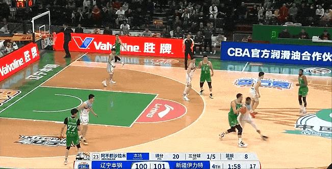 新疆关键防守，韩德君和朱旭航对抗倒地，没有犯规新疆球权
新疆这一防守，朱旭航和阿