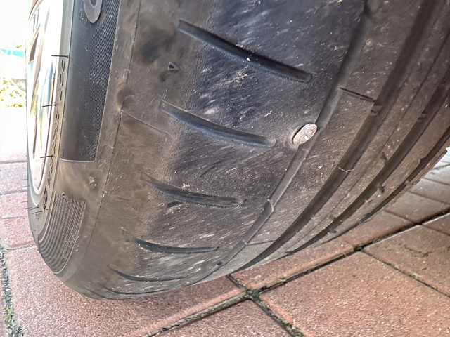 带着钉子跑了三百公里
一路上左前胎压显示低，服务区下车找了一圈发现又被扎了…扎得