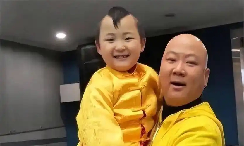 6岁上春晚8岁就去世，被父母“吸干血”的邓鸣贺，悲剧谁来买单？
 
本应该有着大