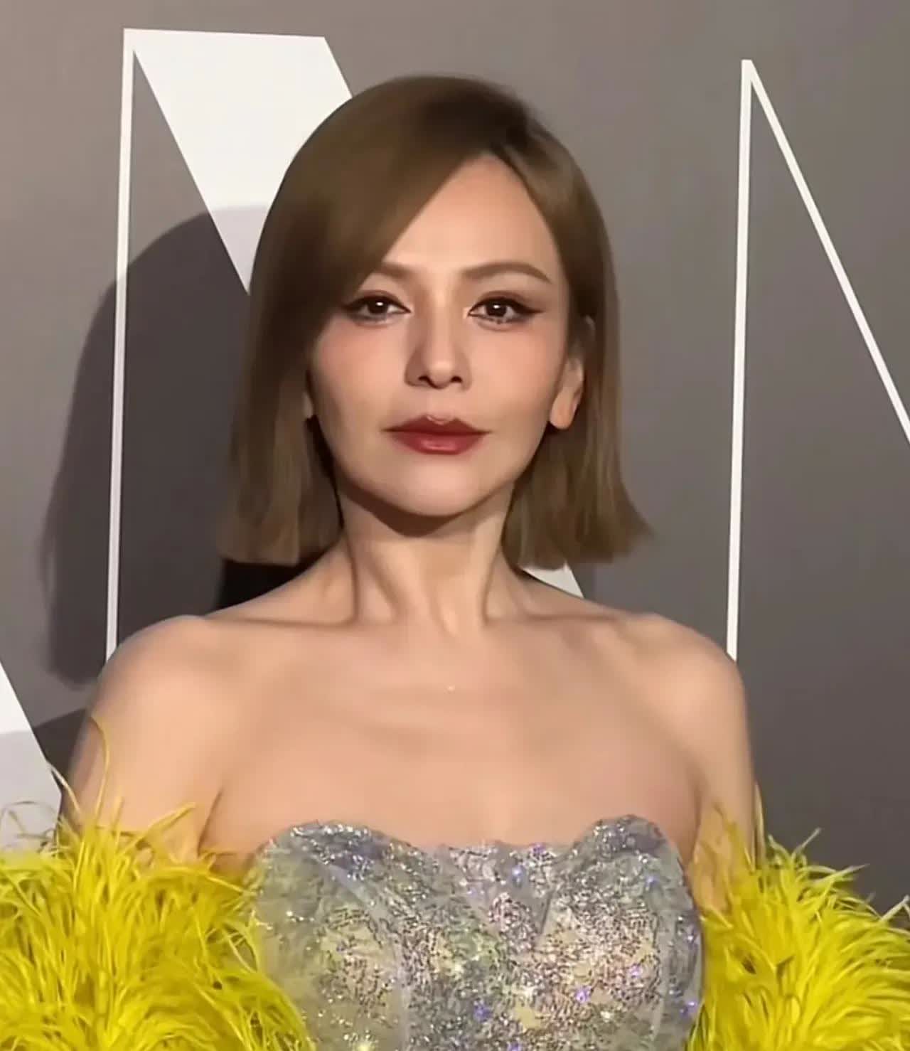 王琳才不让人窒息
真正窒息的是王琳的儿子

 拿着妈妈赚的钱在国外过得潇洒