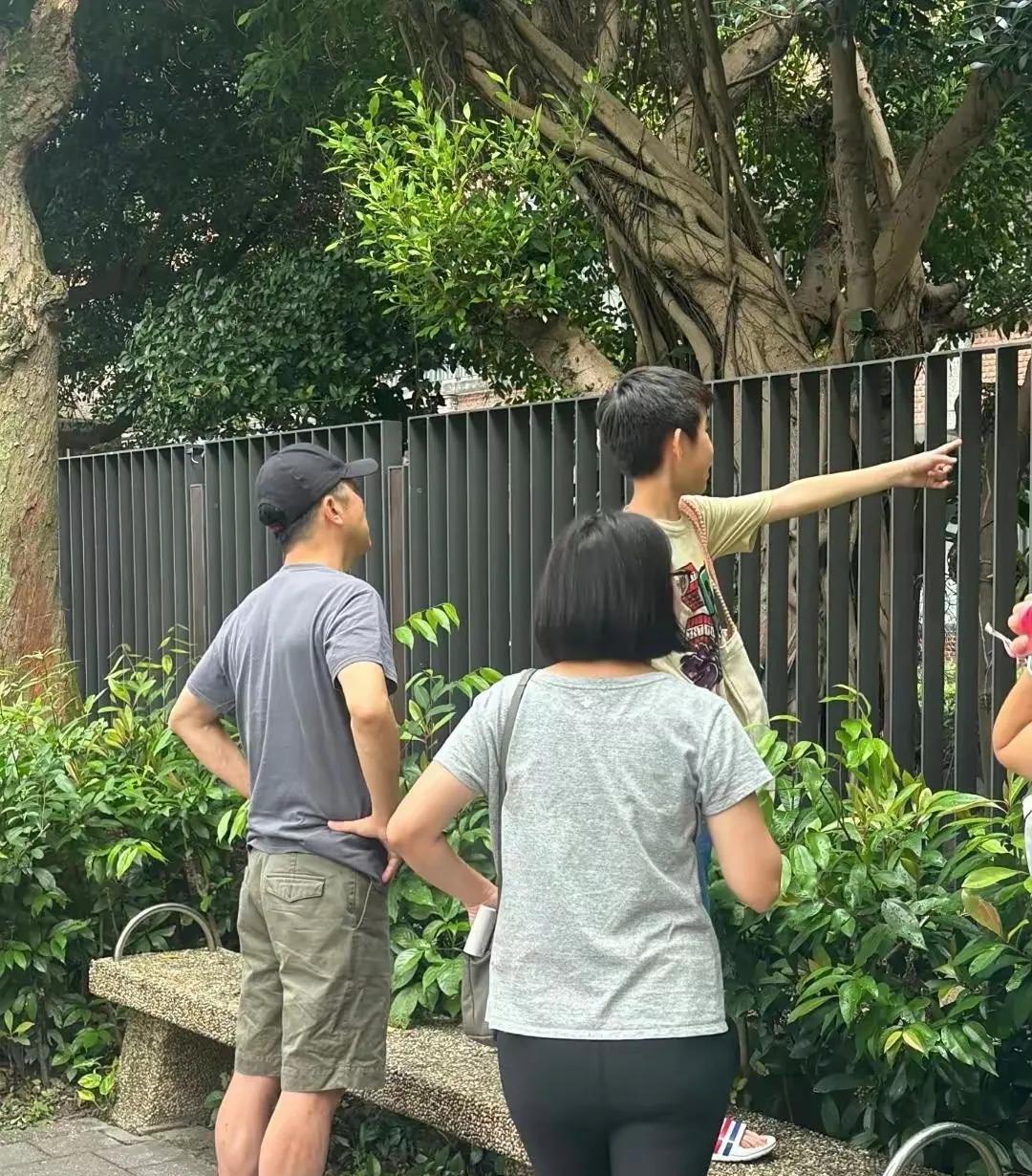 庾澄庆的状态真的好，完全看不出这是60多岁的人。
他和伊能静相差8岁，和二婚妻子