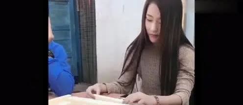 如果先一天晚上梦见这些，第二天一定要去打牌，包赢！
第一是如果梦见跟美女有床第