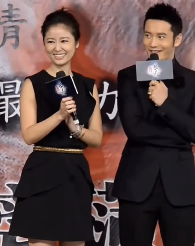 林心如与黄晓明一同现身活动现场。满面春光，笑容灿烂，气质卓然。林心如始终都是美美