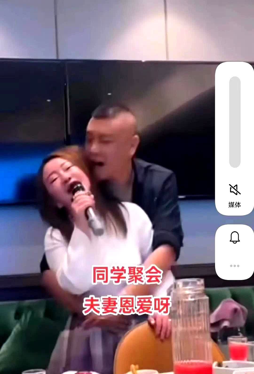 唱歌的女人被一个色眯眯的男人紧紧搂着腰，男子忽儿亲女子的脸，忽儿亲女子的耳朵，女