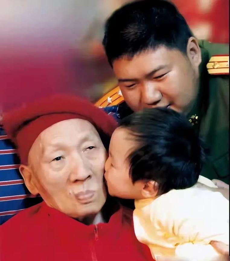毛岸青祖孙三代人的一张珍贵合影。
这张照片拍摄于2005年11月，此时正值毛岸青
