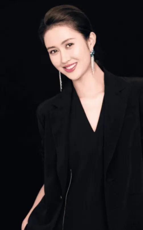 袁志博是中国内地的实力女演员，她容貌出众，气质独特。演技上更是细腻精湛，能驾驭多