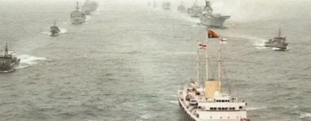 1997年香港回归前夕，34艘英国军舰突然闯入南海，径直冲向中国军舰，面对这一挑