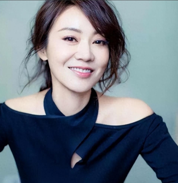 2004年，闫妮的丈夫  邹伟提出离婚，闫妮不肯离，她觉得孩子还小不能没有父母的