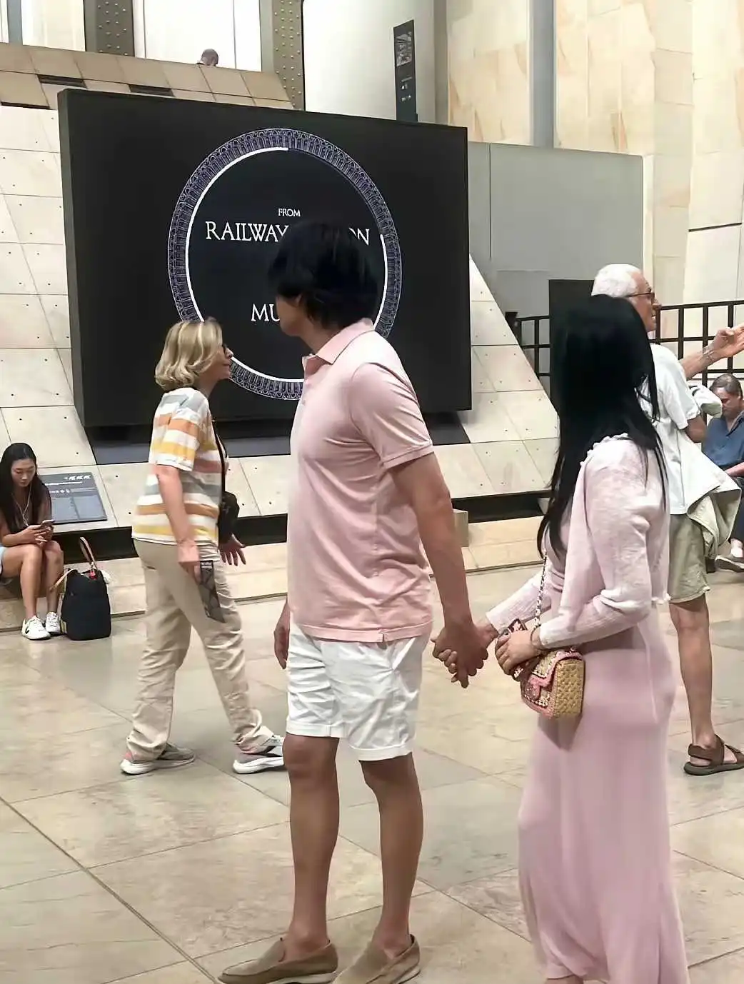中老年妇女这个身材不错了，你们要求太高了