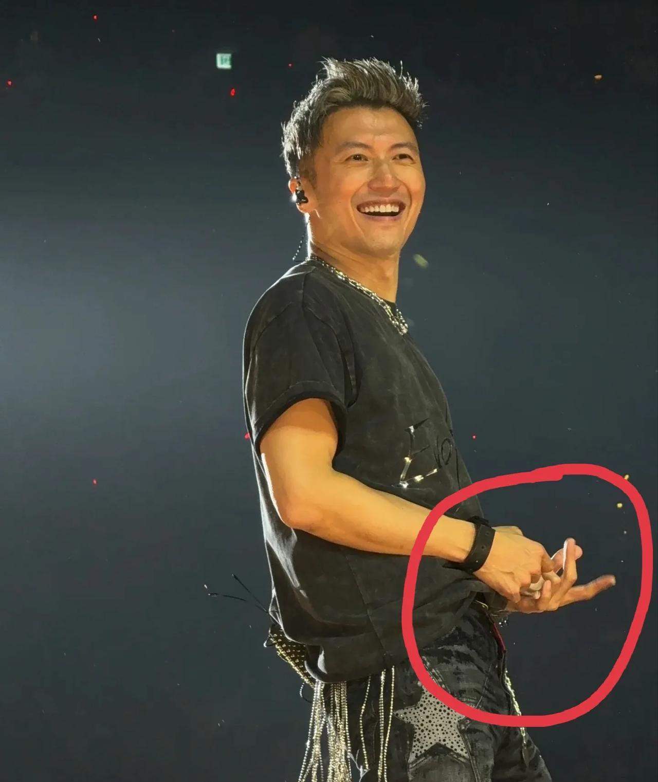 真的装不下去了！
我决定，以后取关谢霆锋
看着昨晚他和王菲，一个在台上唱，一个在