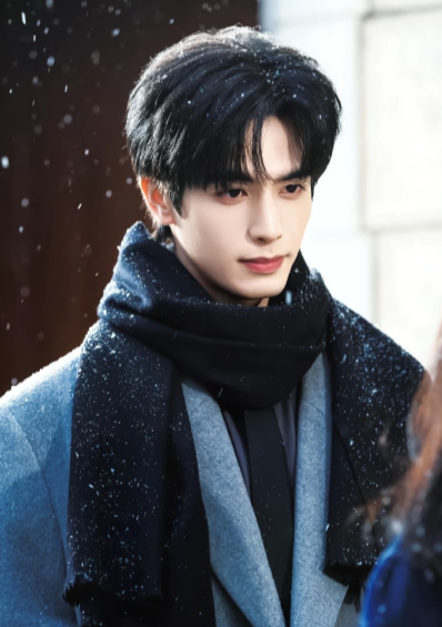 他这张脸三十岁后才是极品，年轻的时候 脸成熟 人稚嫩会违和，但随着年龄上升，只会