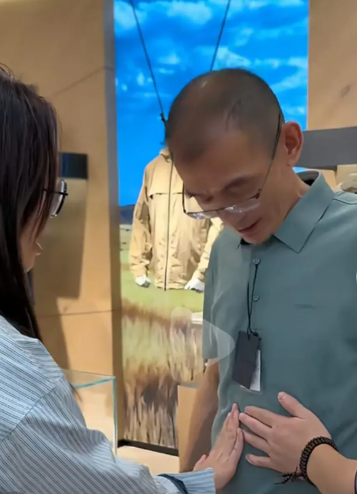 谢爸今天去南京陪儿子过父亲节，发视频竟然还上热搜了！

看来谢爸这流量还是杠杠滴
