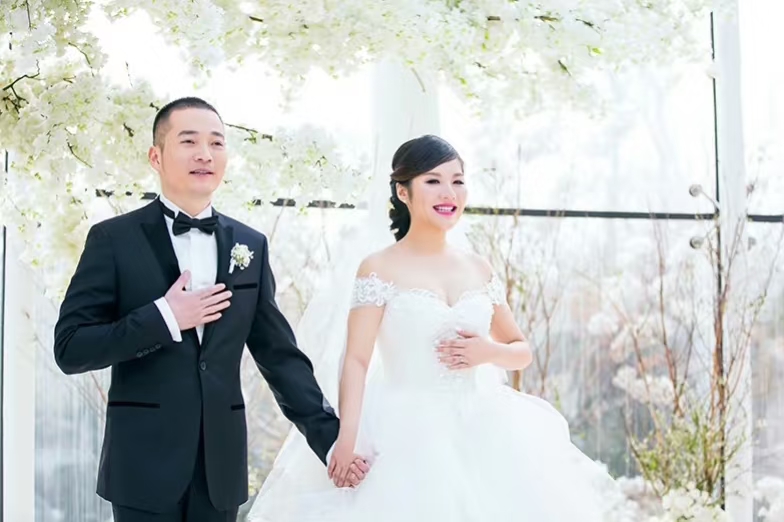 吕秀才喻恩泰离婚风波扑朔迷离？
转移财产vs出轨，各说各理难分辨！
昨天网上爆料