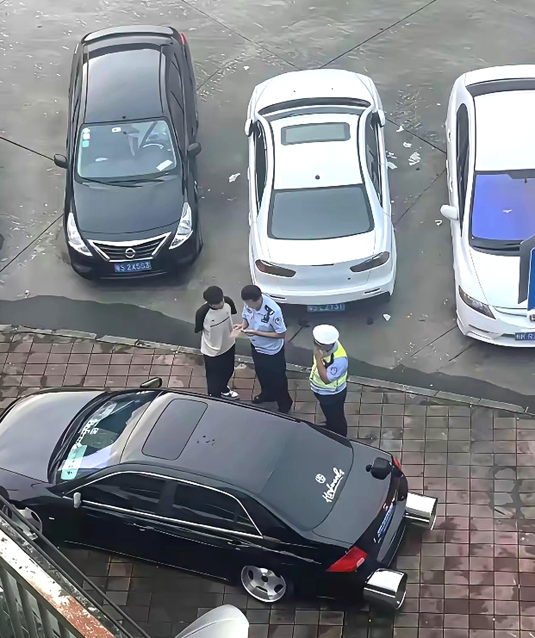 男朋友非要把车改装成这样，结果被交警抓了 ​