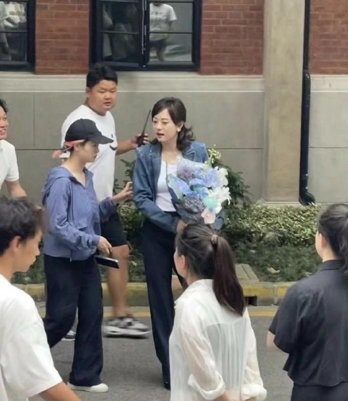 孙俪在上海交大拍戏，现场直接被围得水泄不通。当她一袭休闲装现身，全场都惊了！
孙