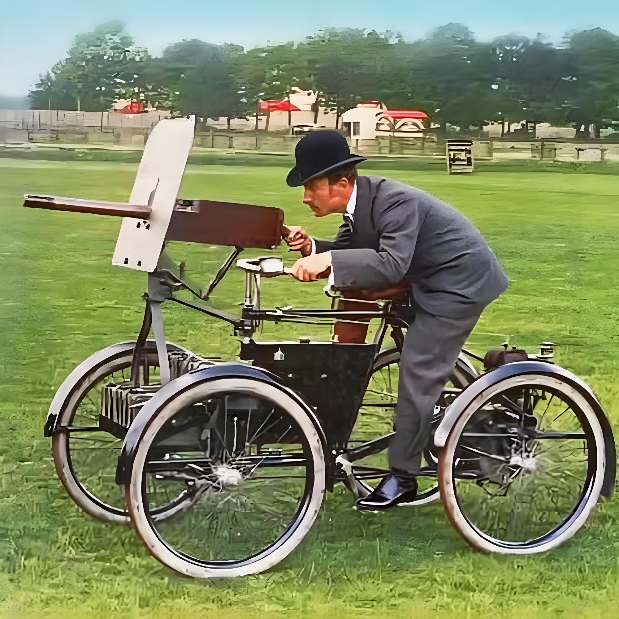 英国工程师F.R.西姆斯1898年设计的“摩托侦察兵”（Motor Scout）