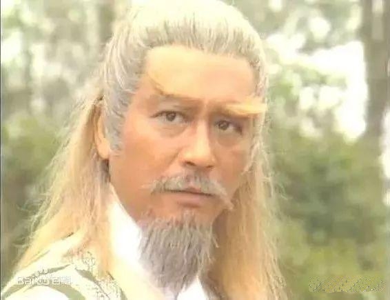 2015年，79岁的谢贤在一次采访中不满81岁的曾江的言语，起身怒甩了他一个耳光