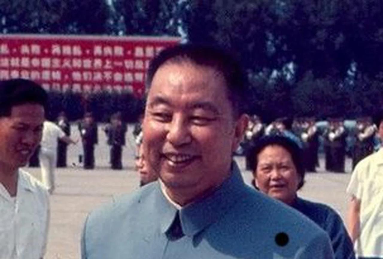 在无数百姓的记忆中，华国锋不是一个遥远的政治符号，而是一位有血有肉、感情充沛的人