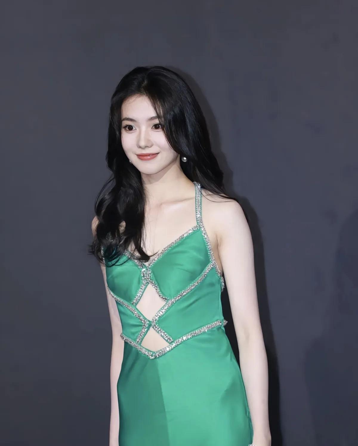 当年小红花第一次第一眼就觉得好漂亮的女孩，眼睛亮亮的，从来没跟风说过她，因为她看