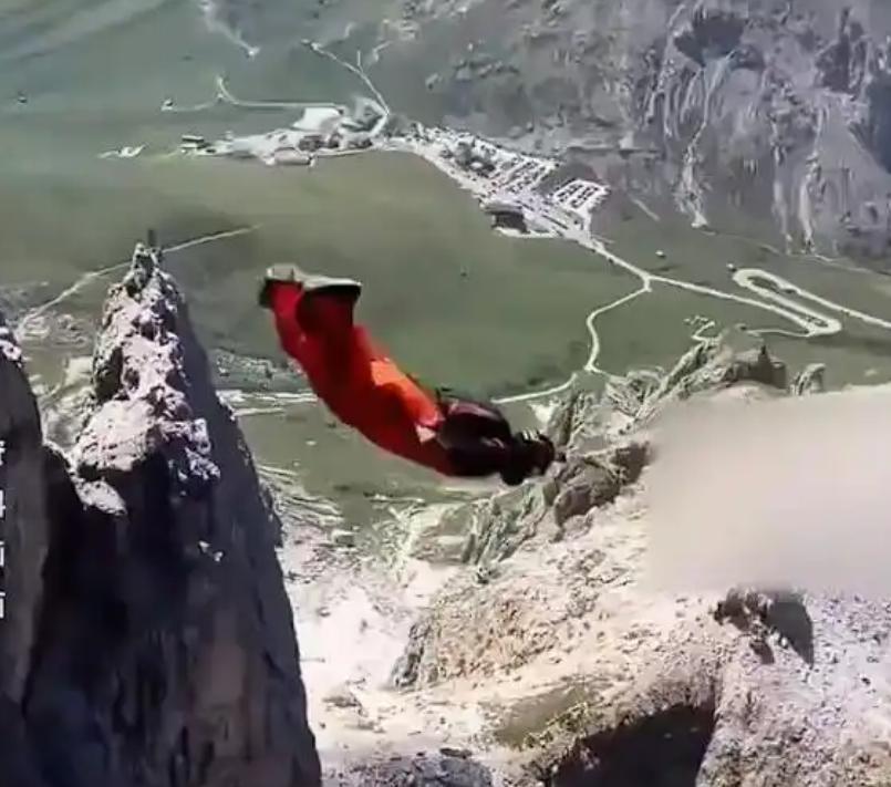 几百米上千米高空下去，撞上岩石，想想都疼。
又一名中国翼装飞行者在飞行过程中撞上