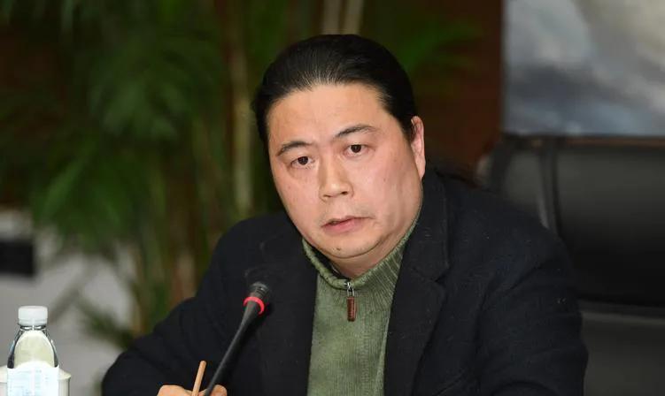 汪海林称酱园弄杨幂表现好于赵丽颖
近日，编剧汪海林在社交平台发文，评价电影《酱园