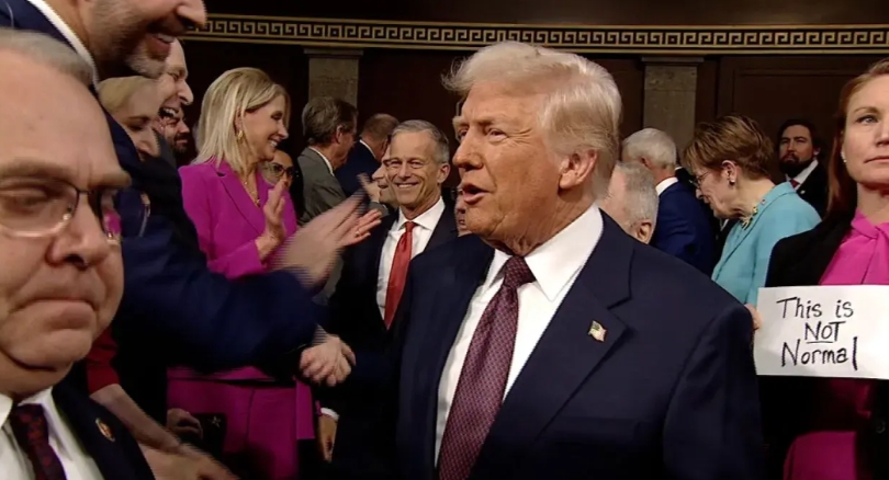 美国总统的国会演讲已经开始，大统领进场时不断同议员们打招呼，CNN消息，此时新墨