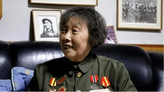 1994年，“英雄儿女”解秀梅脑梗住院，欠了医院30000元治疗费，医院刚下达停