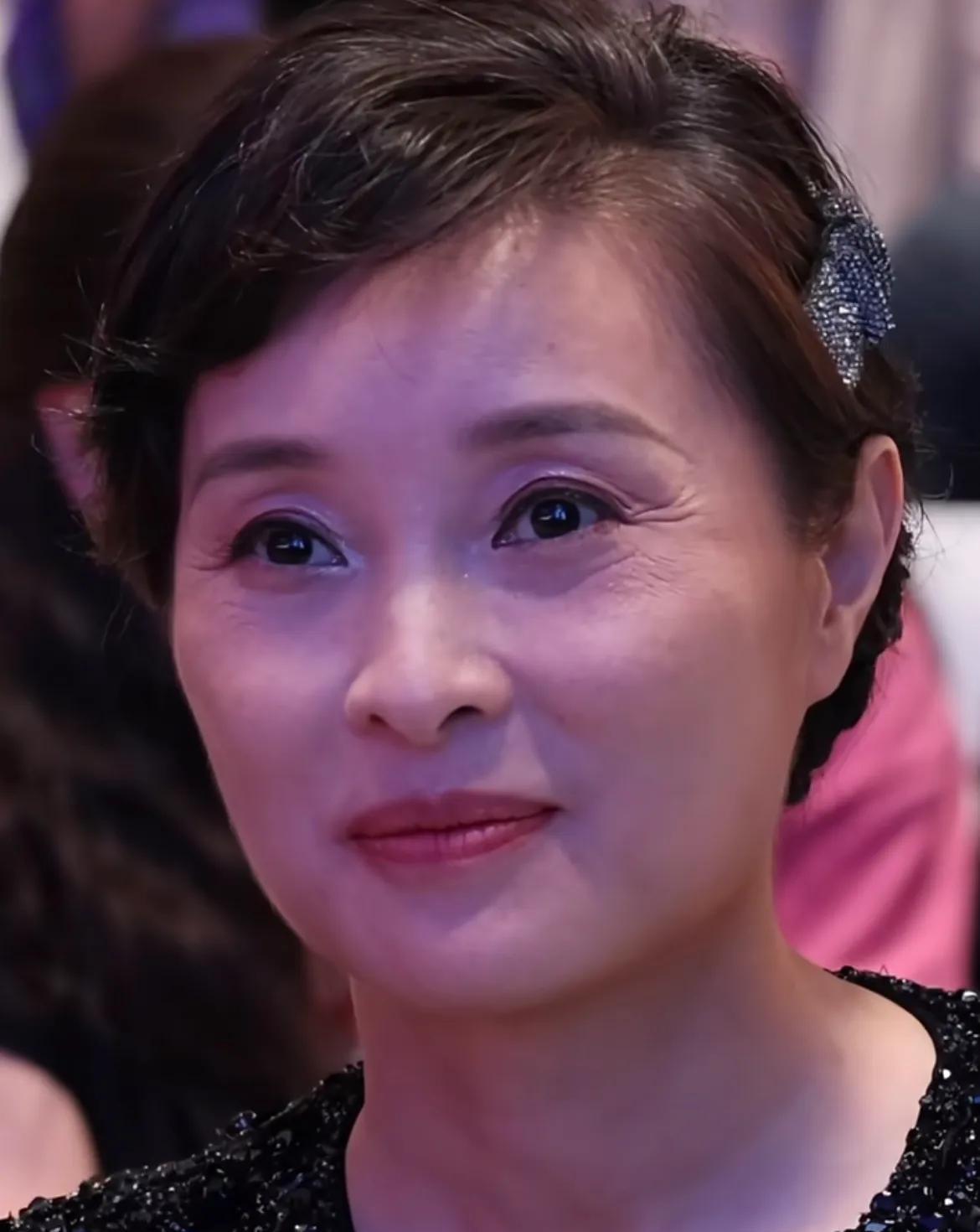 吴越的颜值，真的是个谜！
明明眼角已经充满了皱纹，可我没觉得她有一点老气，反而给