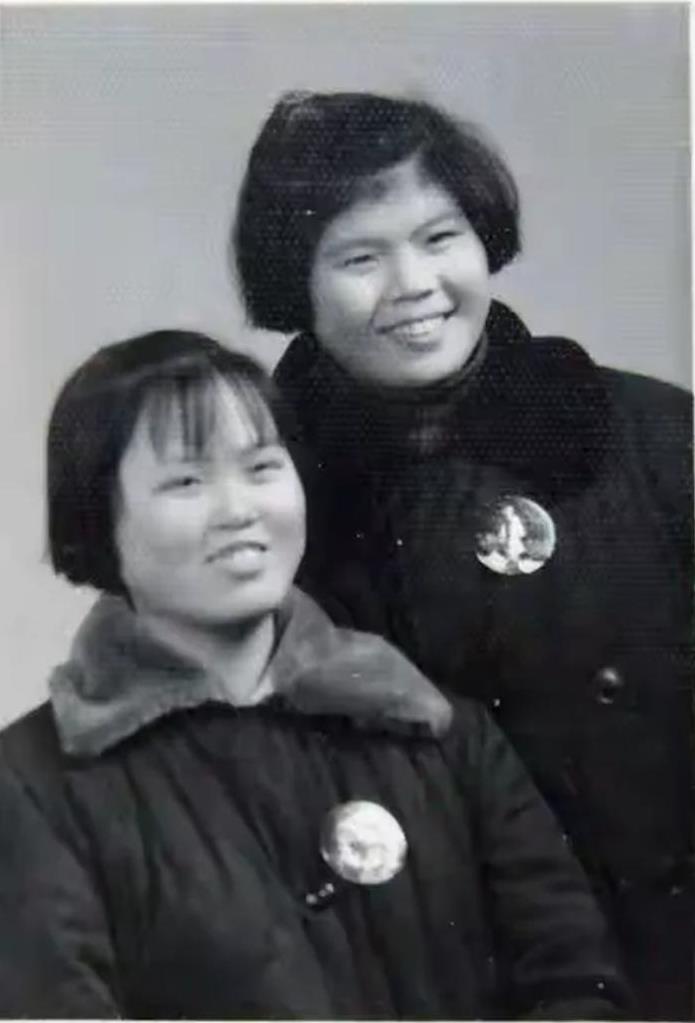 【老照片】这两位姑娘，是1969年北大荒的杭州知青，在本营——黑龙江生产建设兵团