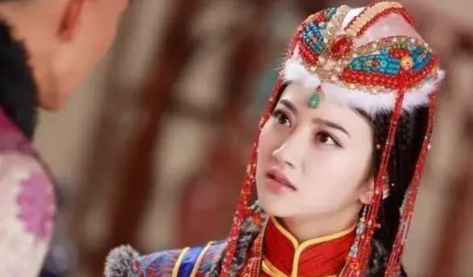 1635年，皇太极下令将姐姐莽古济凌迟处死。行刑时，她被当众剥光衣服，绑在柱子上