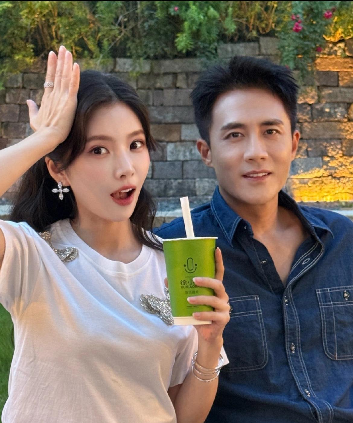 杜淳王灿立秋撒糖！杜淳和妻子王灿在社交平台高调晒出“秋天的第一杯奶茶”，再次狂撒
