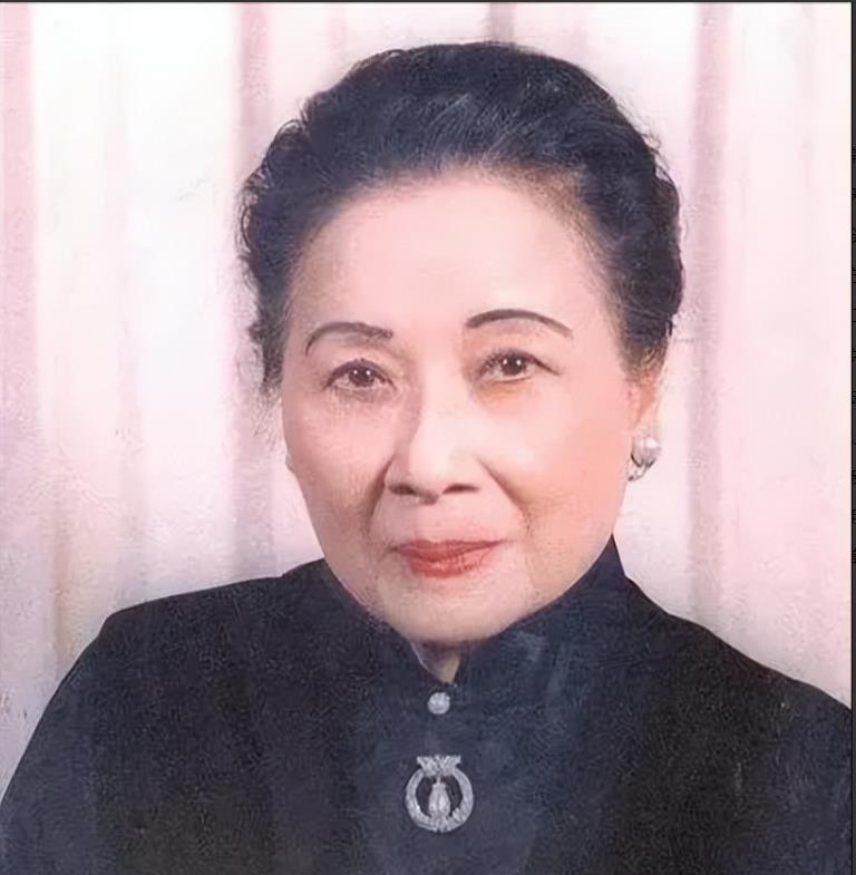 1996年，李登辉上台后撤掉蒋氏父子的陵墓守卫，并且让人大肆破坏蒋介石的雕像，宋