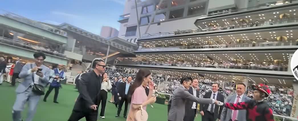 我发现一个事！方媛是实打实的花瓶！你看他和郭富城一起出席活动一个细节你就知道了！