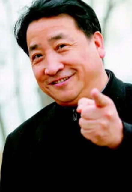 1997年，姜昆给远在国外的妻子打了个电话，结果遭到了妻子的怒斥，原来他想收养一