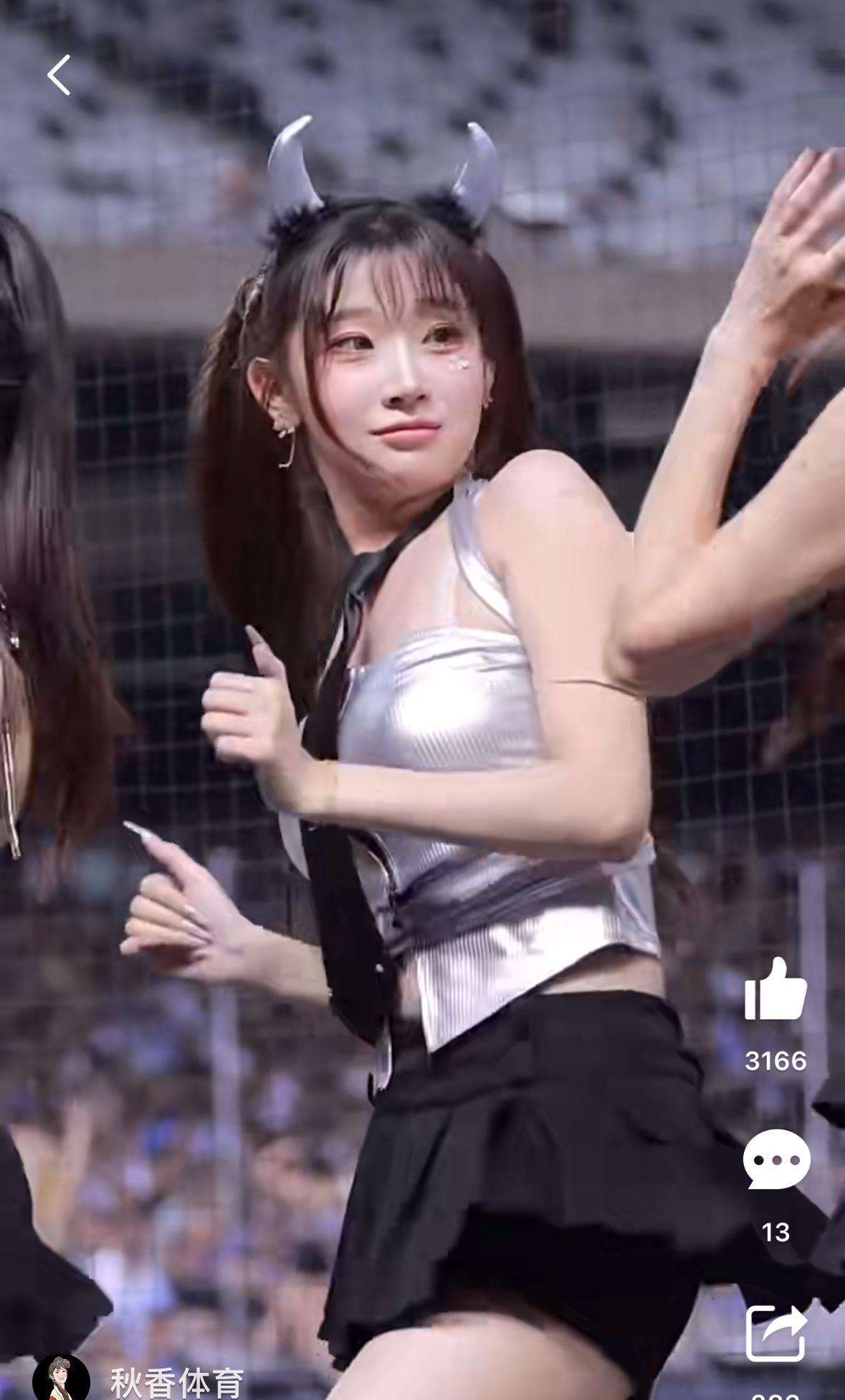 应该是图三中左边的女子最好看，
这个笑容太舒服了。
周一从欣赏美好的女子开始。