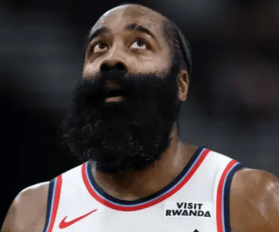 詹姆斯-哈登从来不只是打球，他更是始终走在篮球潮流的前沿。他不断创新，拓展了篮球