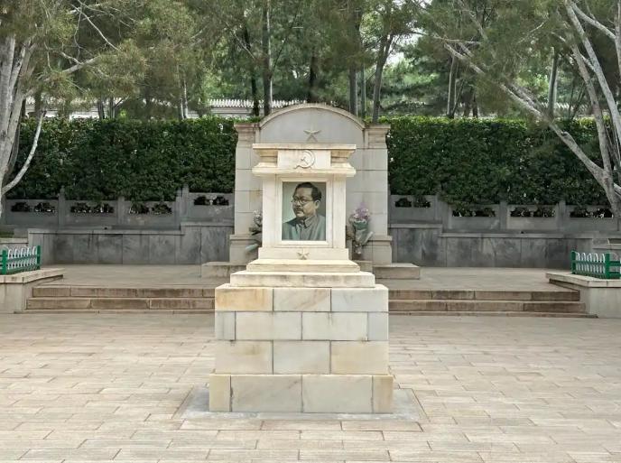 “八宝山第一墓”占地300平方米，毛主席知道墓主是谁之后，亲手给墓主写上纪念词，
