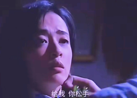 《潜伏》没老婆的李涯，特意给翠平挑了对贵重的镯子，他还专门送给余则成，没想到翠平