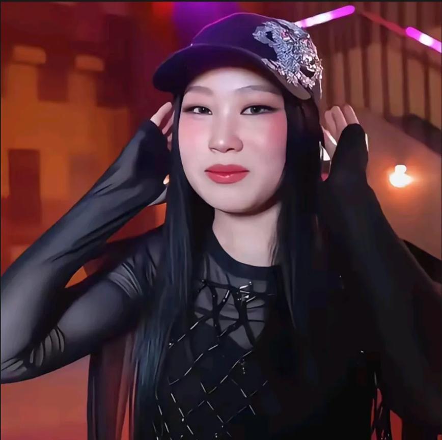 老实说，小沈阳女儿真的不适合进入娱乐圈。
18岁的沈佳润虽然已经出落得亭亭玉立，