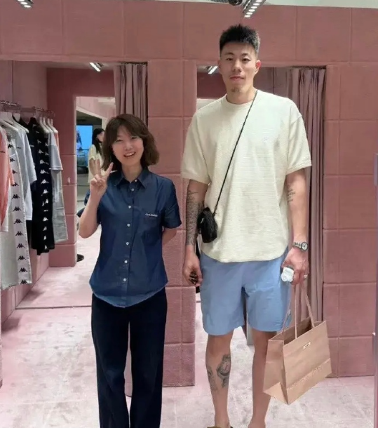 因伤退出国家队回到辽宁沈阳的张镇麟，被多人偶遇并合影。 ​​​
