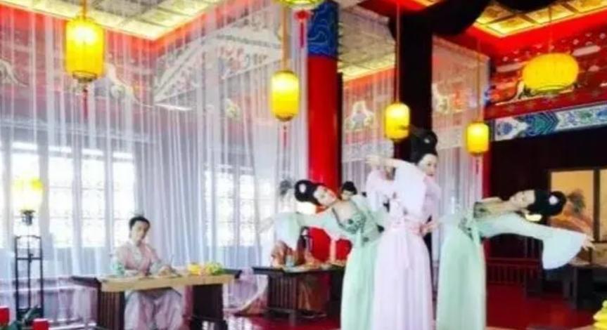 唐太宗弟弟好色成性，李元婴经常玷污下属妻妾！一次，崔简妻子被李元婴召见。想到妻子