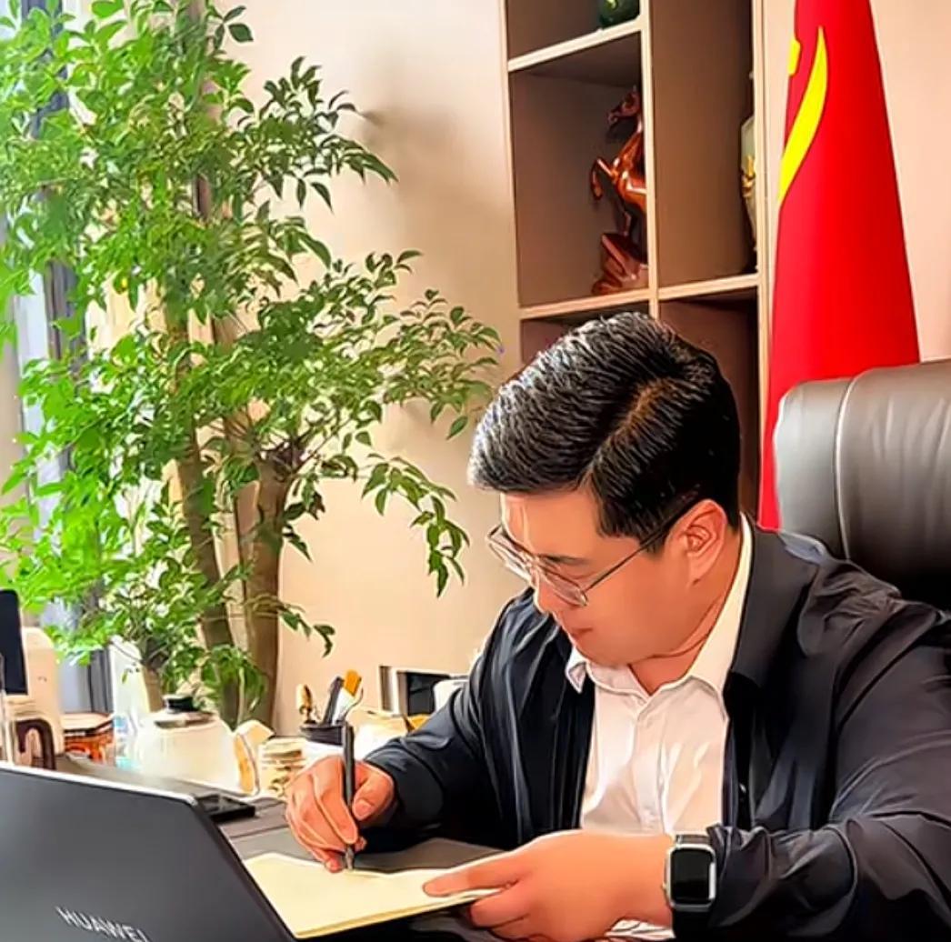 刘皮特爆红网络以后，确实显示出自己实力，不仅敢于辞去体制内的工作，而且自己办公司