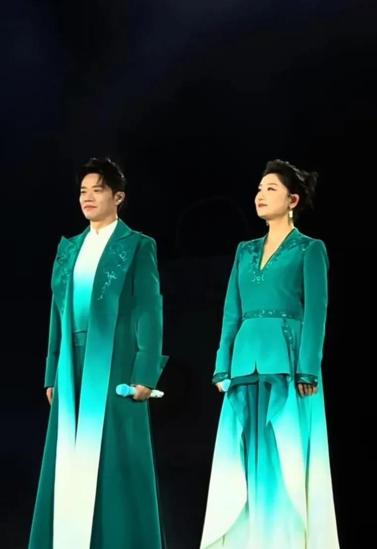 凤 凰传奇青岛演唱会之所以依然火爆，除了曾毅态度好，勇于认错道歉，更重要的是他们