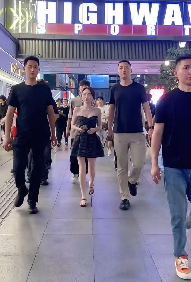 要借钱随礼，沈曼的2000万签约费哪去了？
有主播替沈曼抱不平，称她为何给崔阿扎