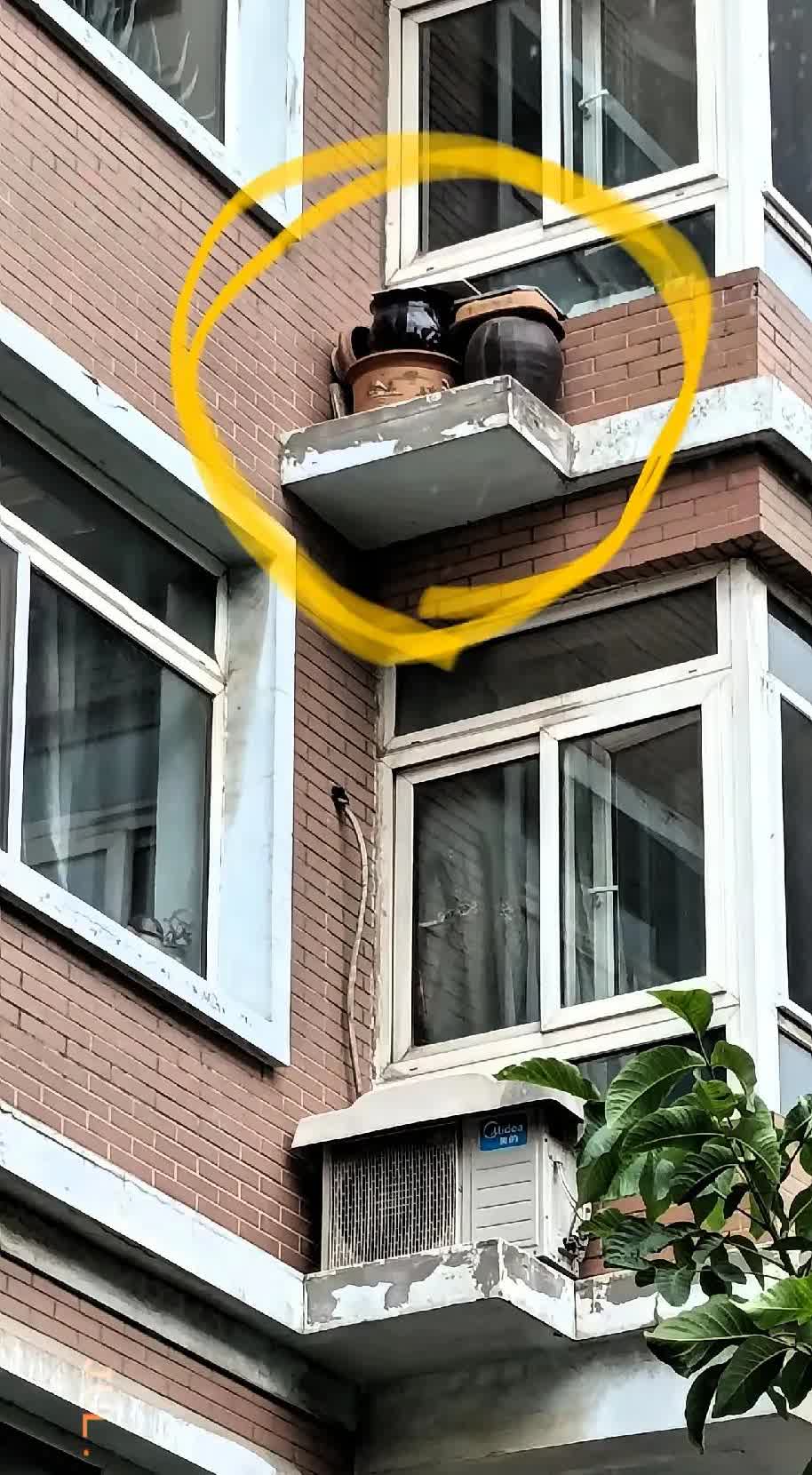 辽宁一女子在小区散步，无意间一抬头，可吓了一跳！

四楼住户居然把几个闲置陶