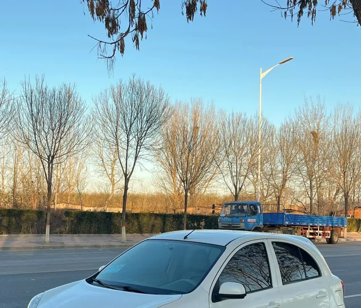 朋友最近想学车，纠结自动挡还是手动挡？
手动挡：便宜！学费比自动挡能省小一千 